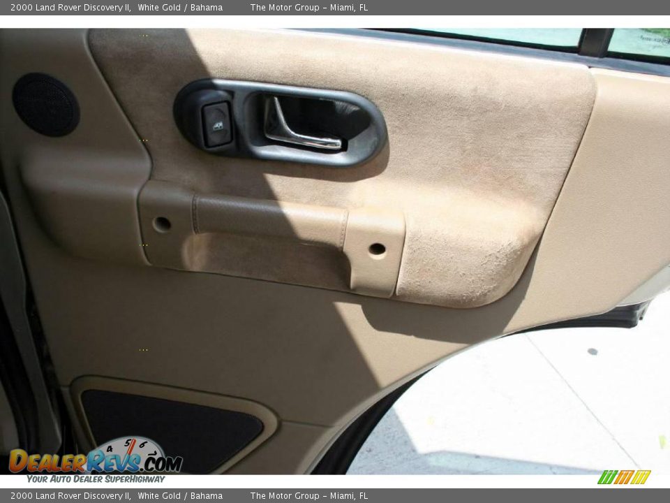 2000 Land Rover Discovery II White Gold / Bahama Photo #32