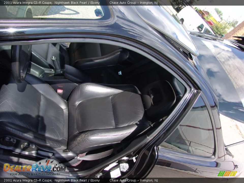 Front Seat of 2001 Acura Integra GS-R Coupe Photo #19