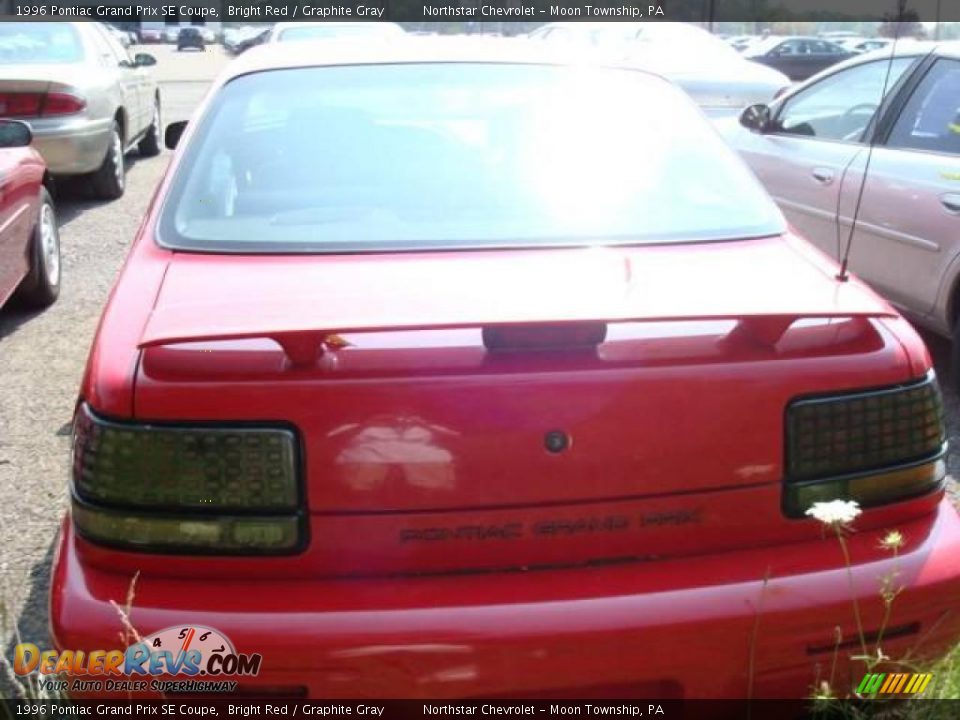 1996 Pontiac Grand Prix SE Coupe Bright Red / Graphite Gray Photo #3