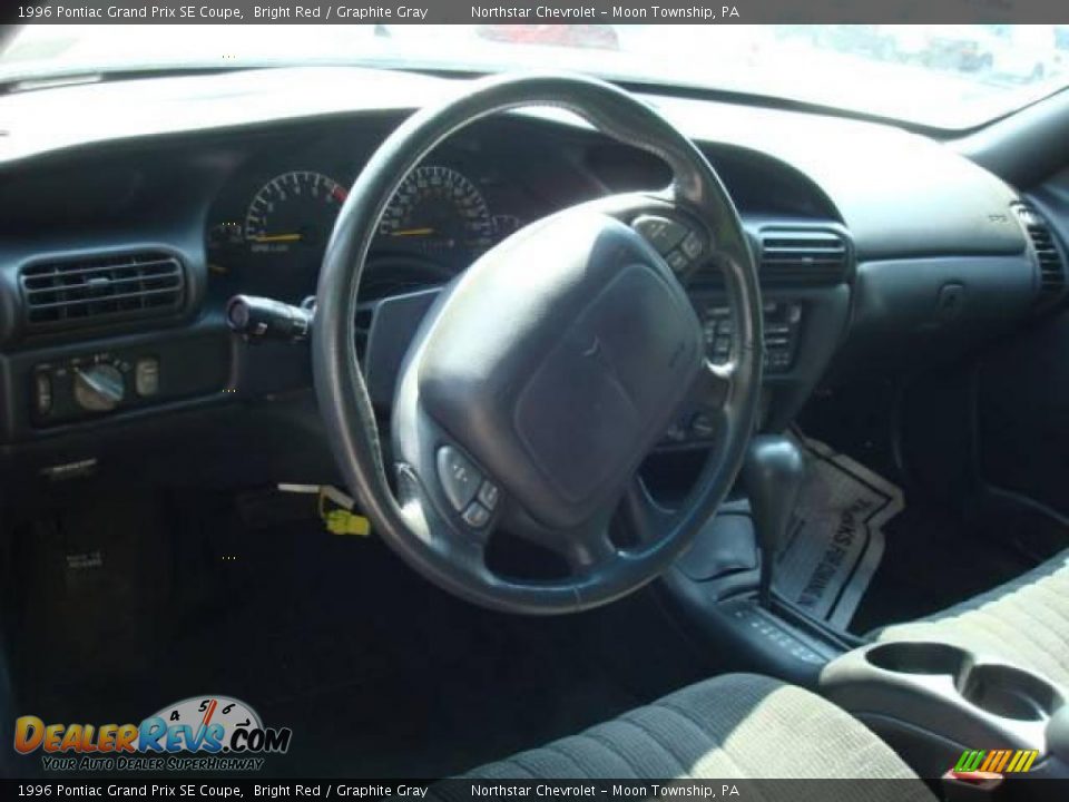 1996 Pontiac Grand Prix SE Coupe Bright Red / Graphite Gray Photo #9