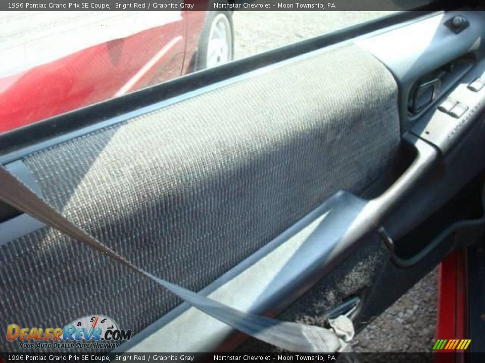 1996 Pontiac Grand Prix SE Coupe Bright Red / Graphite Gray Photo #10