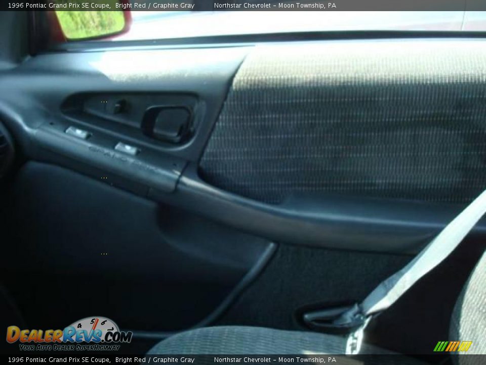 1996 Pontiac Grand Prix SE Coupe Bright Red / Graphite Gray Photo #11