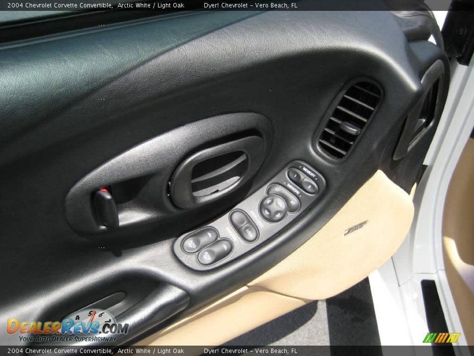 2004 Chevrolet Corvette Convertible Arctic White / Light Oak Photo #11