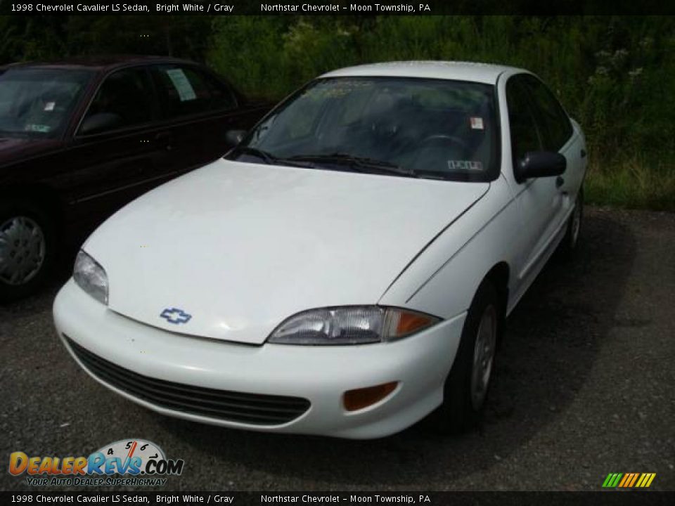 1998 Chevrolet Cavalier LS Sedan Bright White / Gray Photo #5