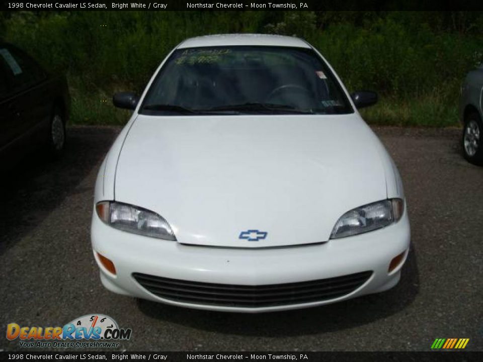 1998 Chevrolet Cavalier LS Sedan Bright White / Gray Photo #6