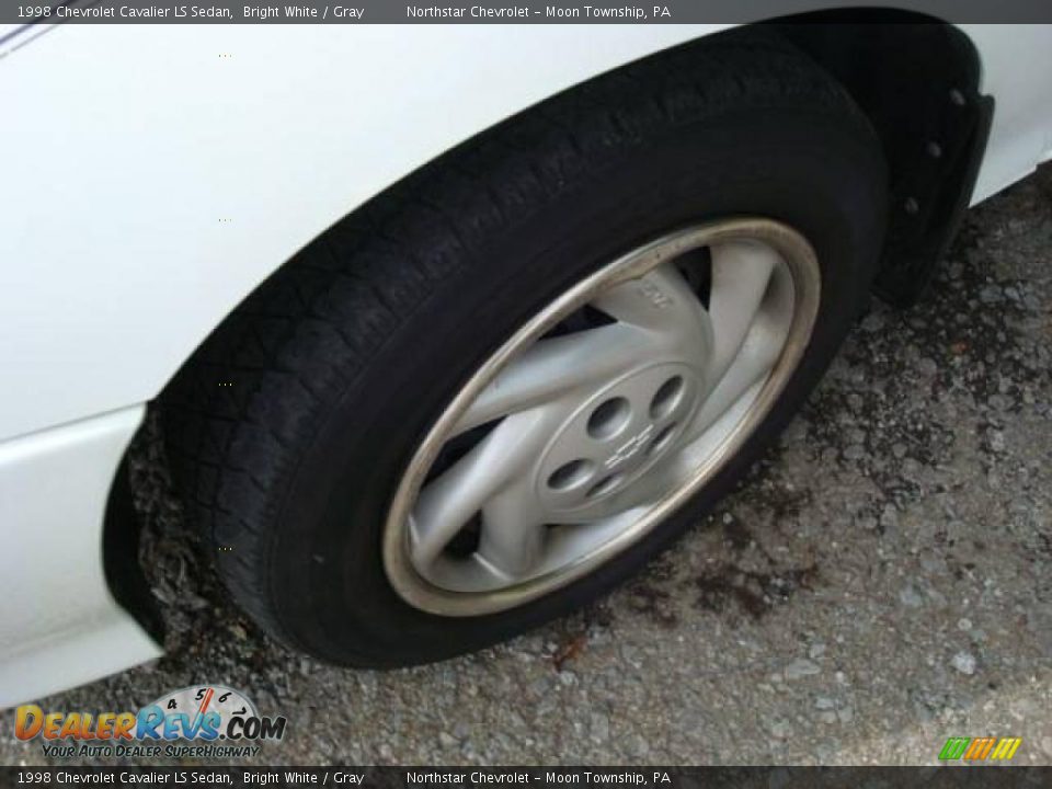 1998 Chevrolet Cavalier LS Sedan Bright White / Gray Photo #7