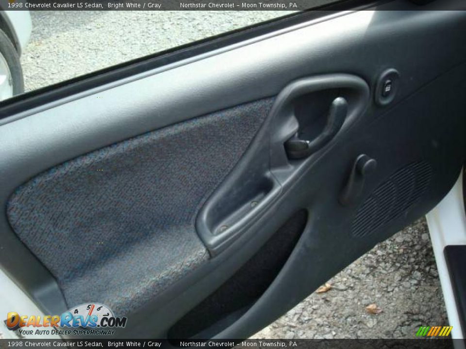 1998 Chevrolet Cavalier LS Sedan Bright White / Gray Photo #11