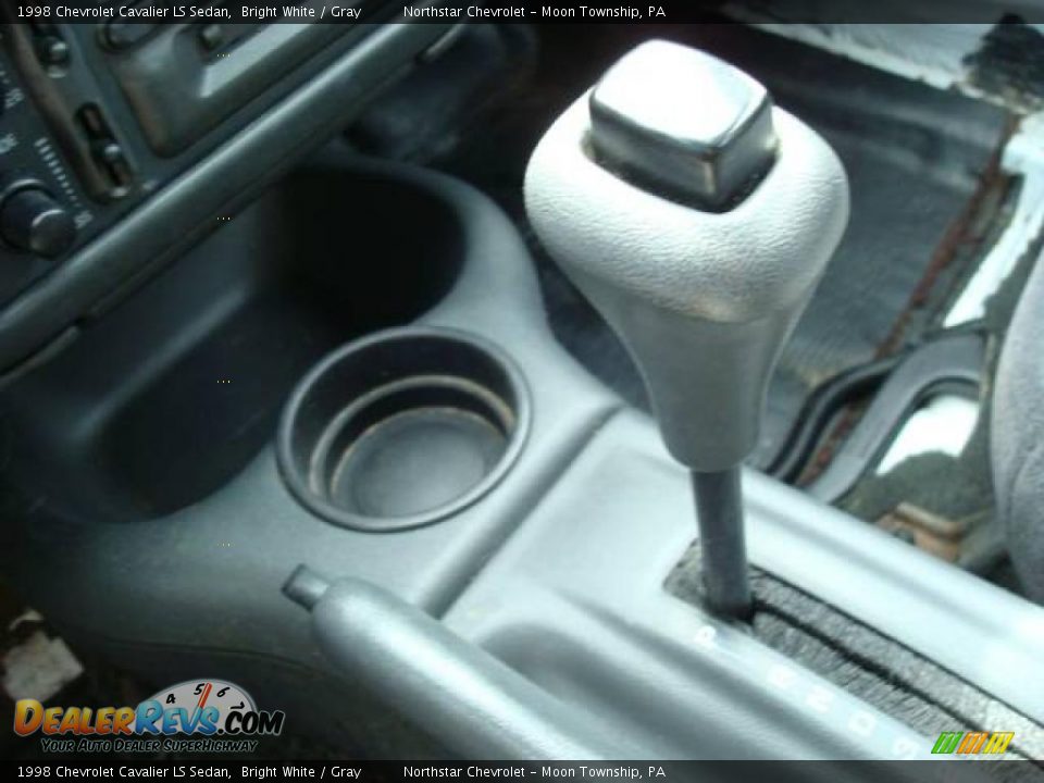 1998 Chevrolet Cavalier LS Sedan Bright White / Gray Photo #12
