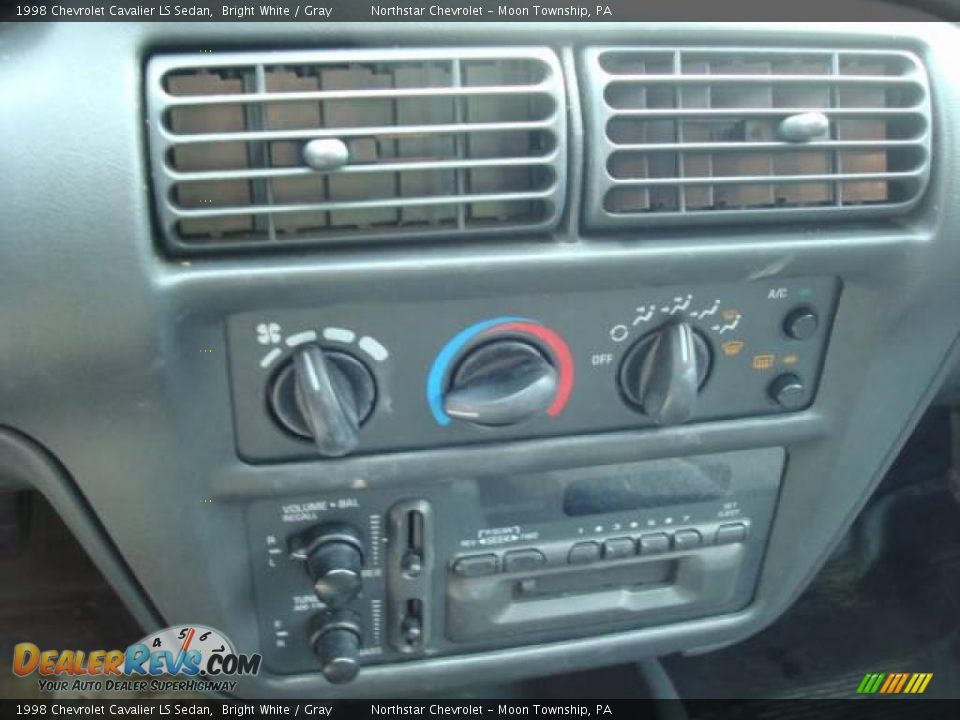 1998 Chevrolet Cavalier LS Sedan Bright White / Gray Photo #13
