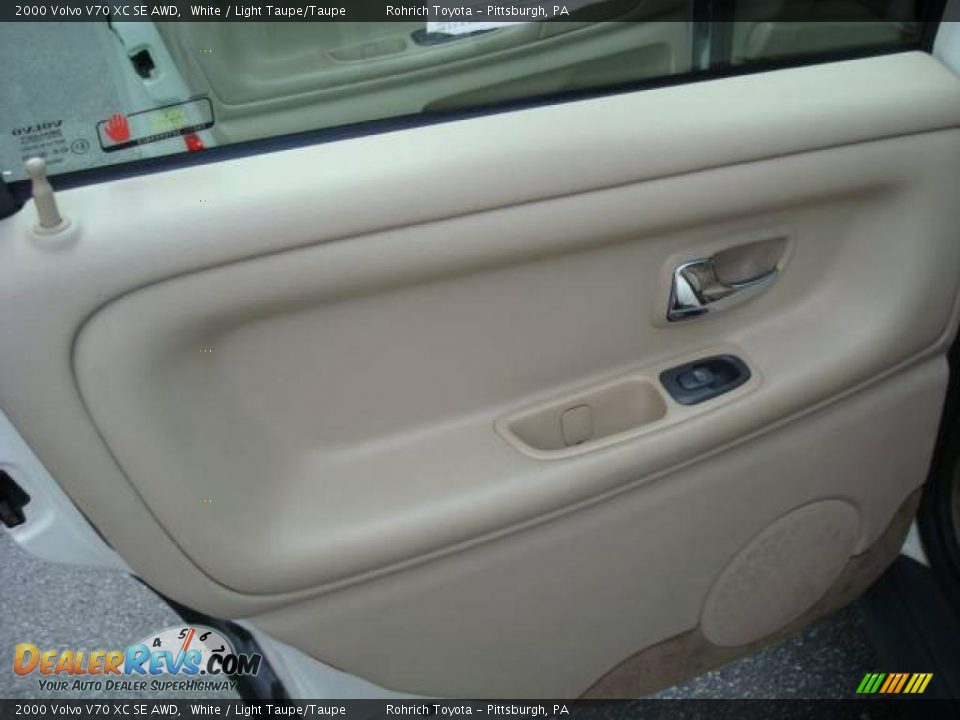 2000 Volvo V70 XC SE AWD White / Light Taupe/Taupe Photo #13
