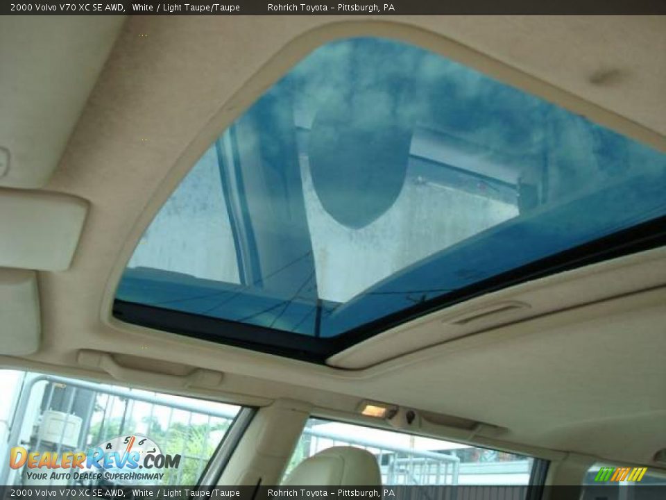 2000 Volvo V70 XC SE AWD White / Light Taupe/Taupe Photo #16