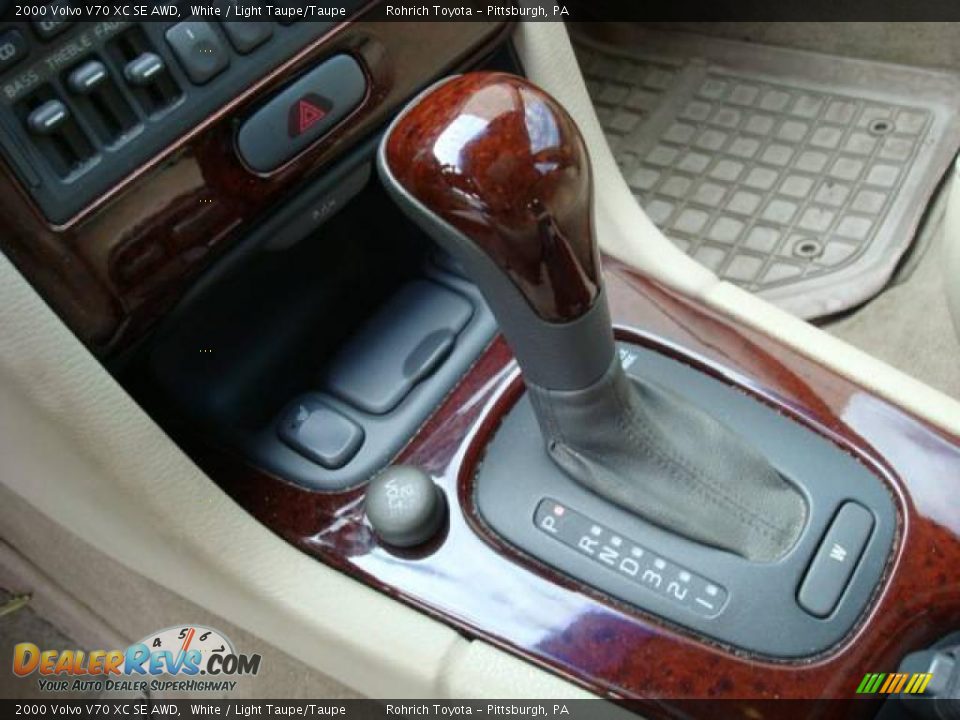 2000 Volvo V70 XC SE AWD White / Light Taupe/Taupe Photo #17
