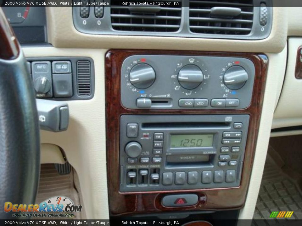 2000 Volvo V70 XC SE AWD White / Light Taupe/Taupe Photo #18