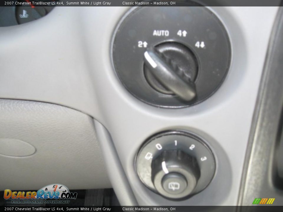 2007 Chevrolet TrailBlazer LS 4x4 Summit White / Light Gray Photo #31