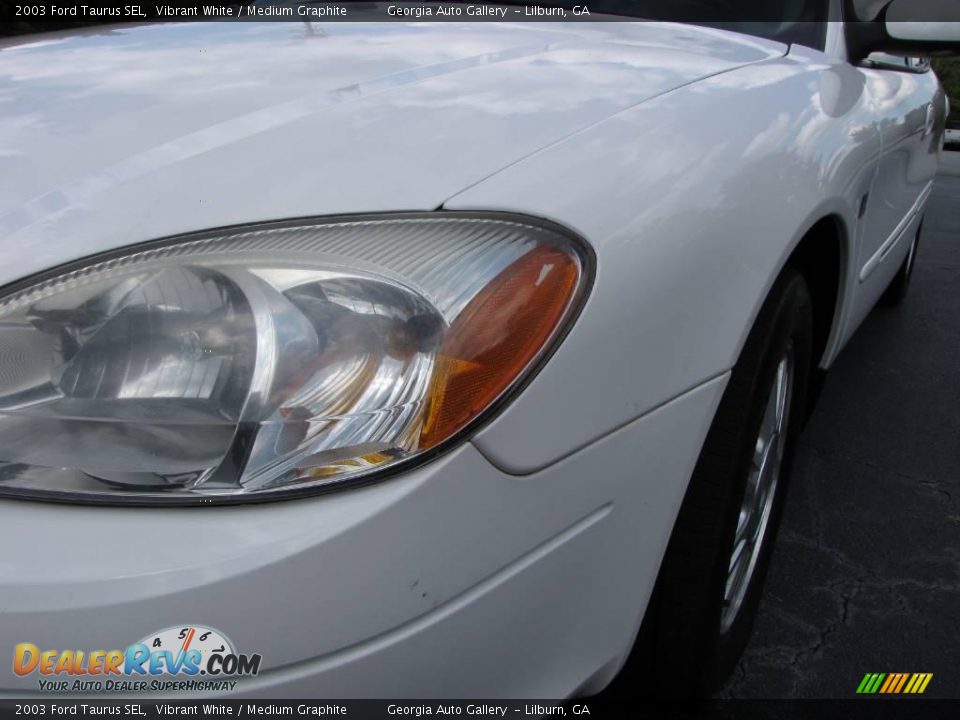 2003 Ford Taurus SEL Vibrant White / Medium Graphite Photo #16