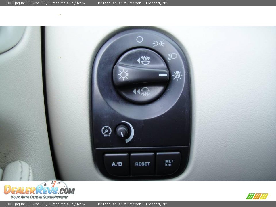 2003 Jaguar X-Type 2.5 Zircon Metallic / Ivory Photo #33