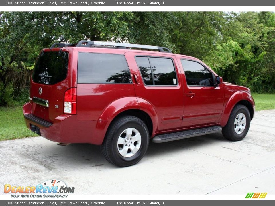 2006 Nissan Pathfinder SE 4x4 Red Brawn Pearl / Graphite Photo #11