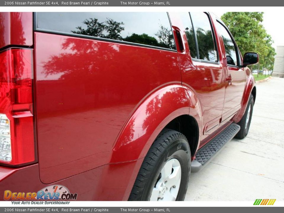 2006 Nissan Pathfinder SE 4x4 Red Brawn Pearl / Graphite Photo #28