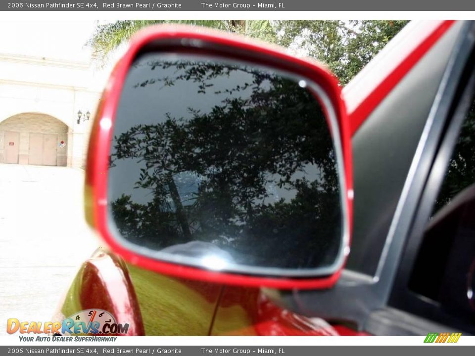 2006 Nissan Pathfinder SE 4x4 Red Brawn Pearl / Graphite Photo #33