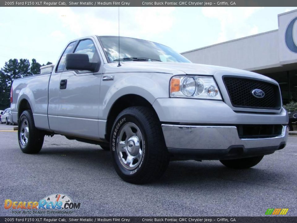 2005 Ford F150 XLT Regular Cab Silver Metallic / Medium Flint Grey Photo #2