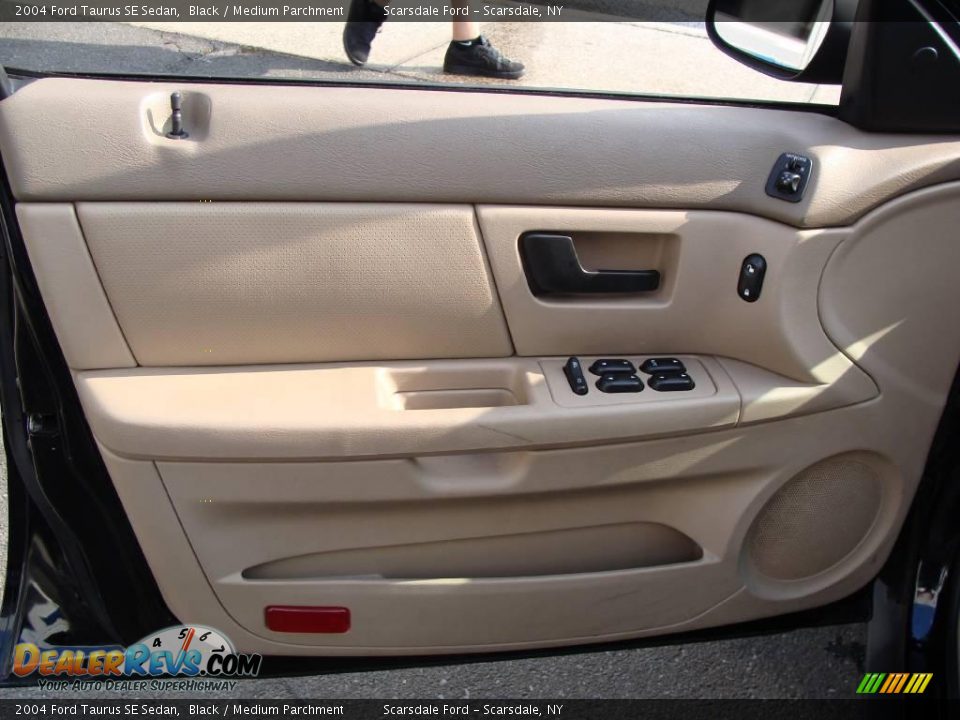 2004 Ford Taurus SE Sedan Black / Medium Parchment Photo #9