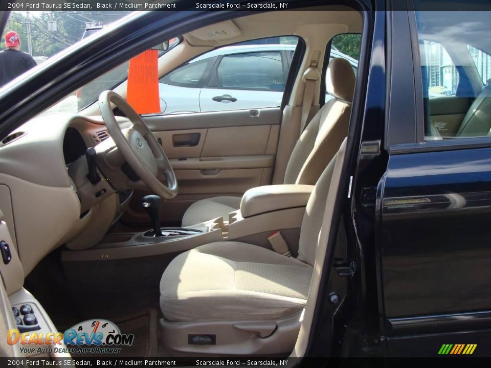 2004 Ford Taurus SE Sedan Black / Medium Parchment Photo #10