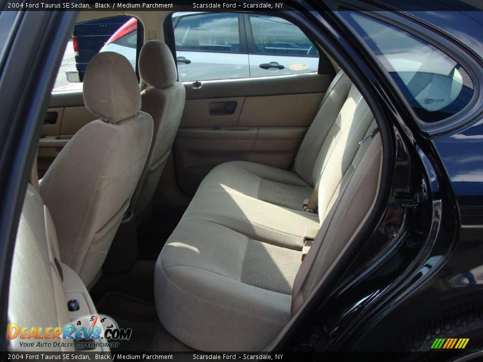 2004 Ford Taurus SE Sedan Black / Medium Parchment Photo #15
