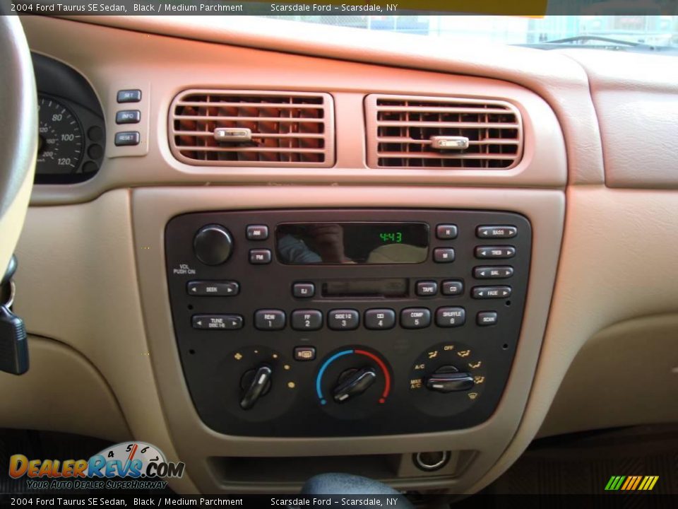 2004 Ford Taurus SE Sedan Black / Medium Parchment Photo #18