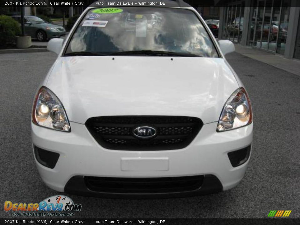 2007 Kia Rondo LX V6 Clear White / Gray Photo #3