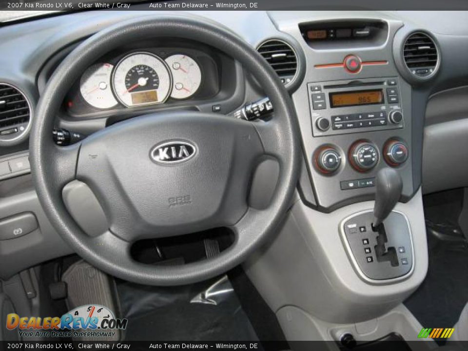 2007 Kia Rondo LX V6 Clear White / Gray Photo #10