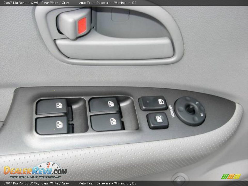 2007 Kia Rondo LX V6 Clear White / Gray Photo #12