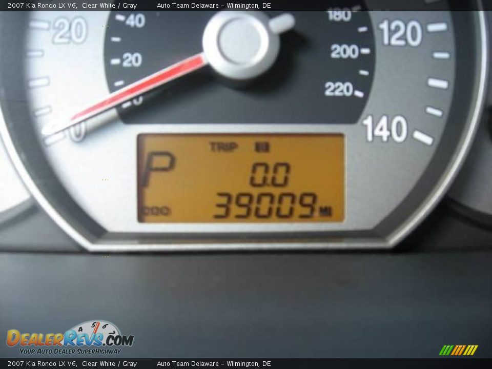 2007 Kia Rondo LX V6 Clear White / Gray Photo #15
