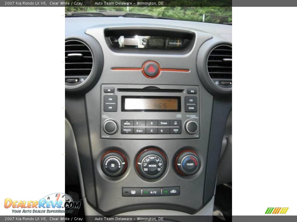 2007 Kia Rondo LX V6 Clear White / Gray Photo #16