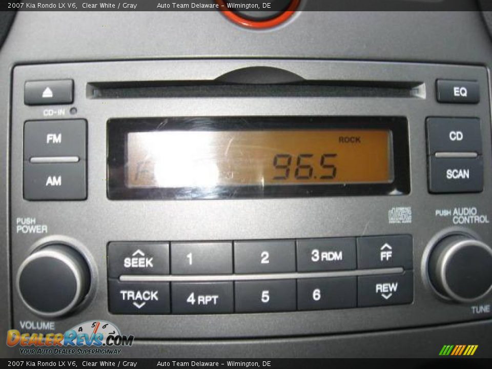 2007 Kia Rondo LX V6 Clear White / Gray Photo #17
