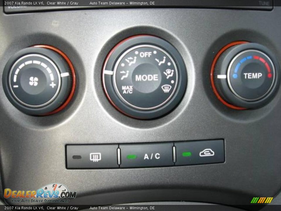 2007 Kia Rondo LX V6 Clear White / Gray Photo #18