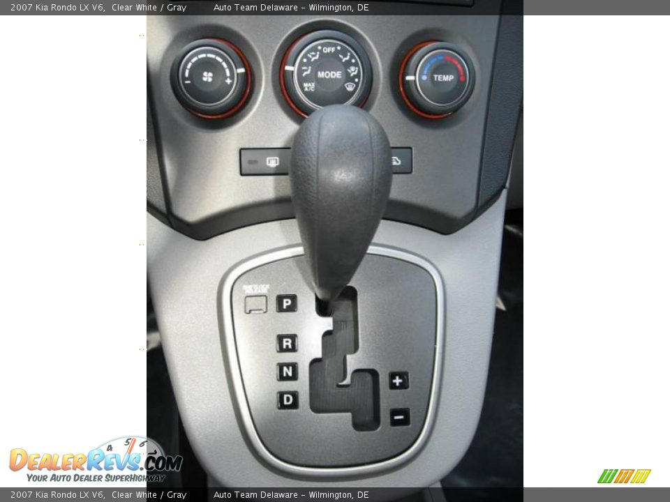2007 Kia Rondo LX V6 Clear White / Gray Photo #19