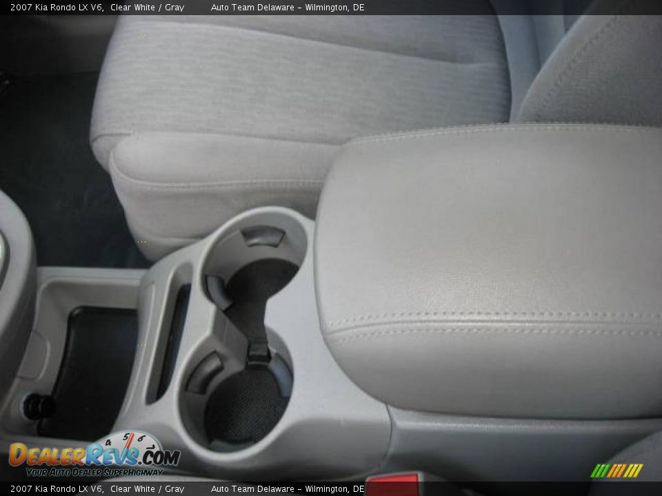 2007 Kia Rondo LX V6 Clear White / Gray Photo #20