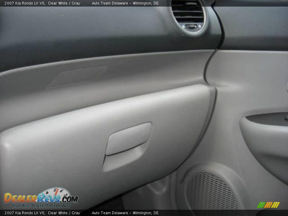 2007 Kia Rondo LX V6 Clear White / Gray Photo #22