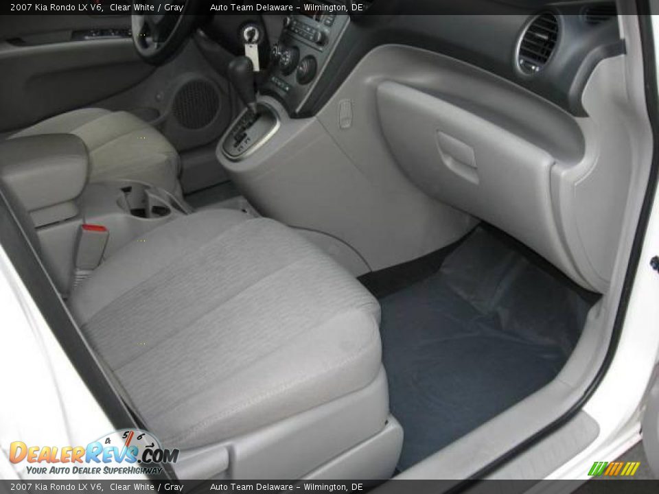2007 Kia Rondo LX V6 Clear White / Gray Photo #24