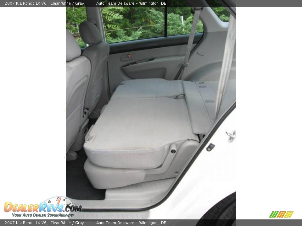 2007 Kia Rondo LX V6 Clear White / Gray Photo #29
