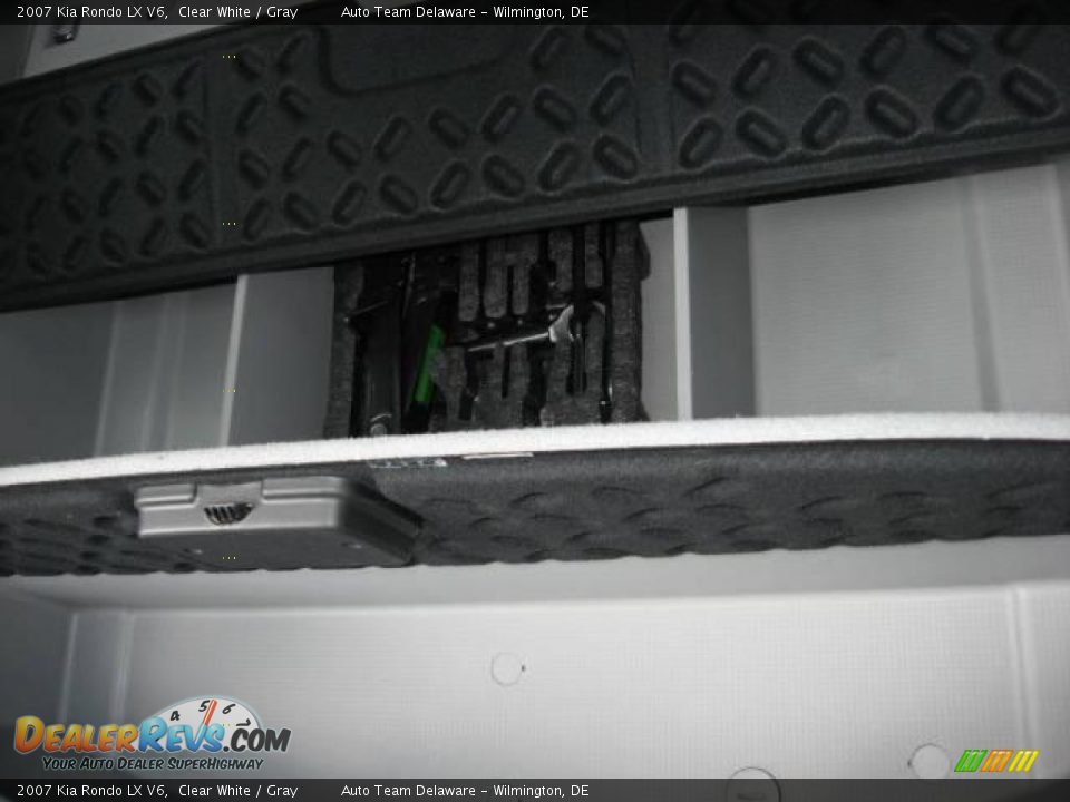 2007 Kia Rondo LX V6 Clear White / Gray Photo #30