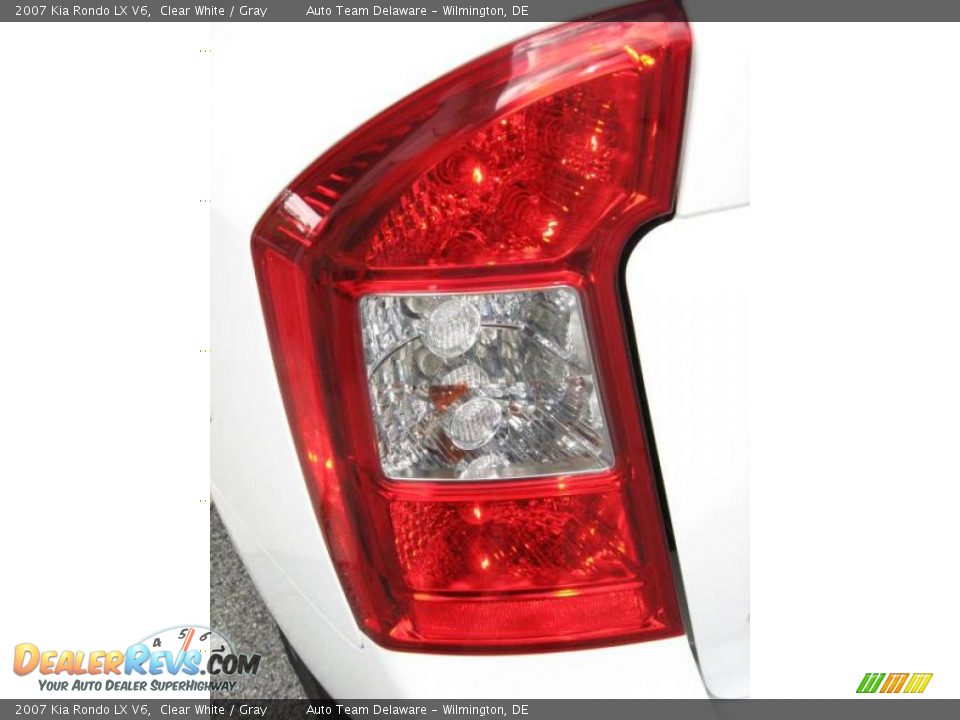 2007 Kia Rondo LX V6 Clear White / Gray Photo #31