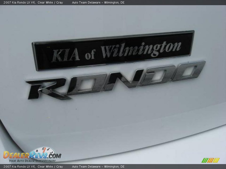 2007 Kia Rondo LX V6 Clear White / Gray Photo #32