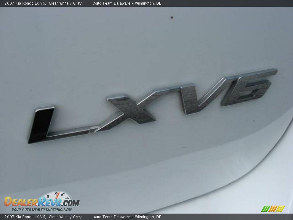 2007 Kia Rondo LX V6 Clear White / Gray Photo #33