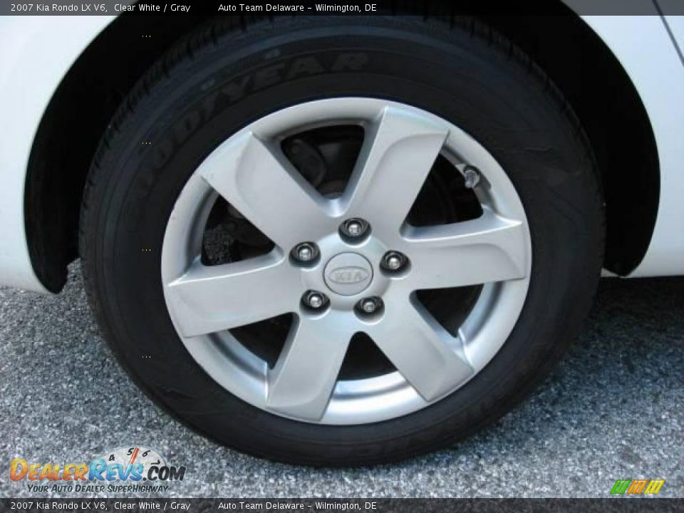 2007 Kia Rondo LX V6 Clear White / Gray Photo #34