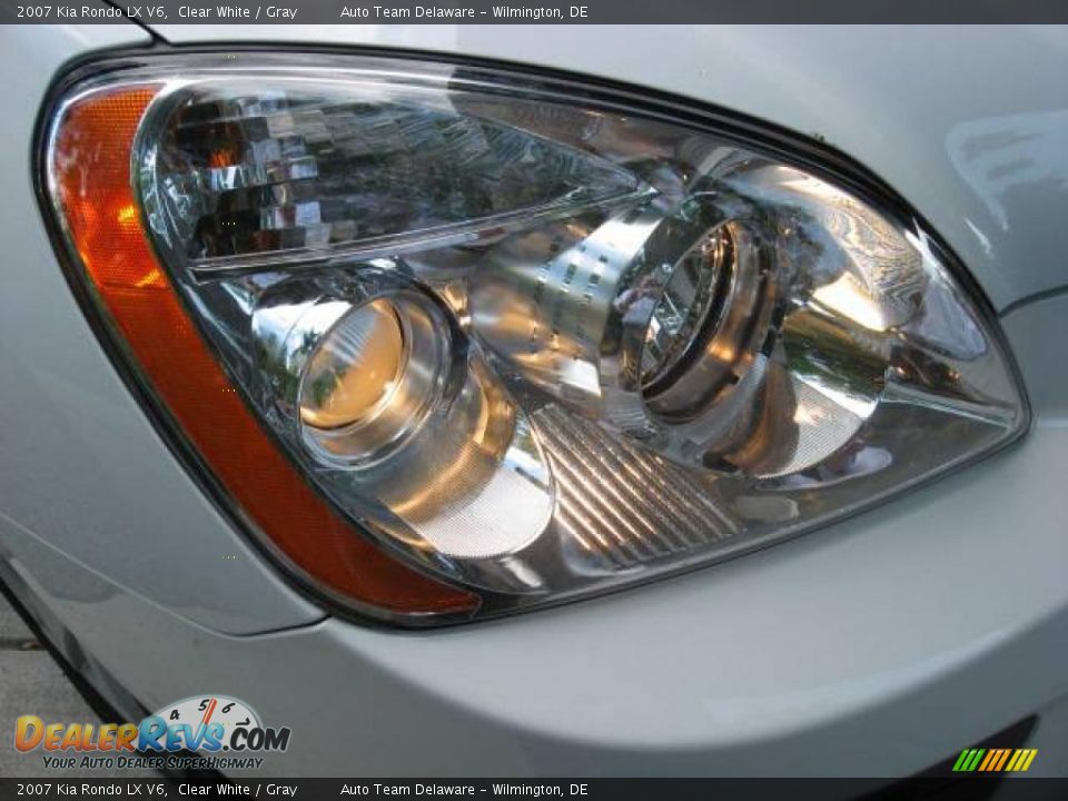 2007 Kia Rondo LX V6 Clear White / Gray Photo #35