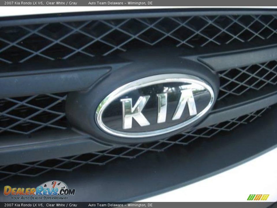 2007 Kia Rondo LX V6 Clear White / Gray Photo #36
