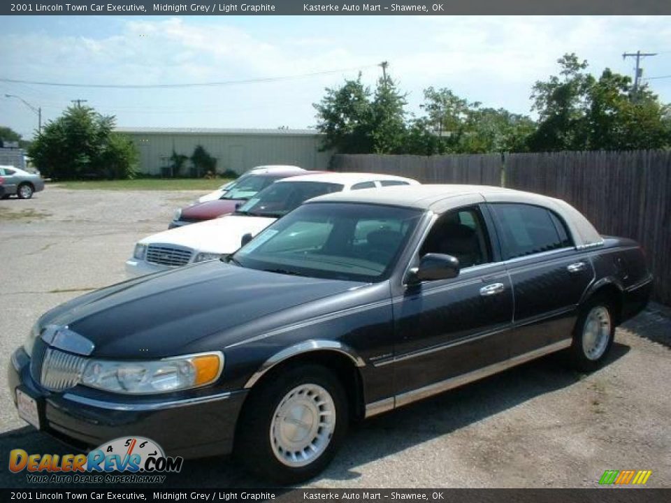 2001 Lincoln Town Car Executive Midnight Grey / Light Graphite Photo #3