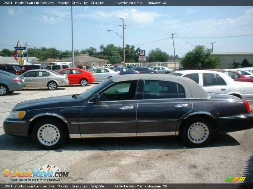 2001 Lincoln Town Car Executive Midnight Grey / Light Graphite Photo #4