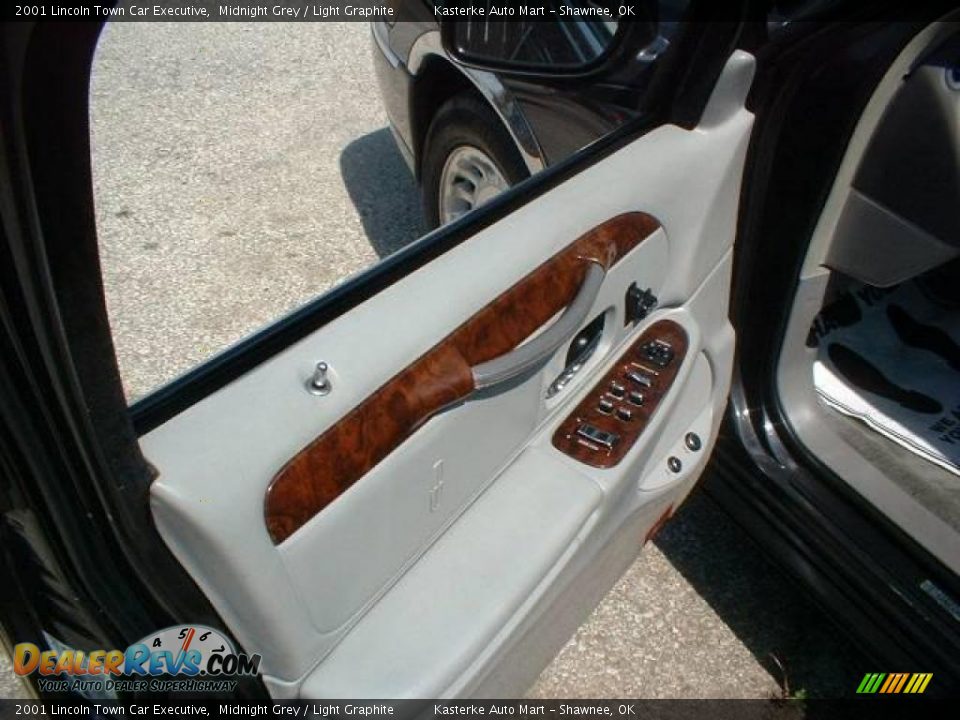 2001 Lincoln Town Car Executive Midnight Grey / Light Graphite Photo #7